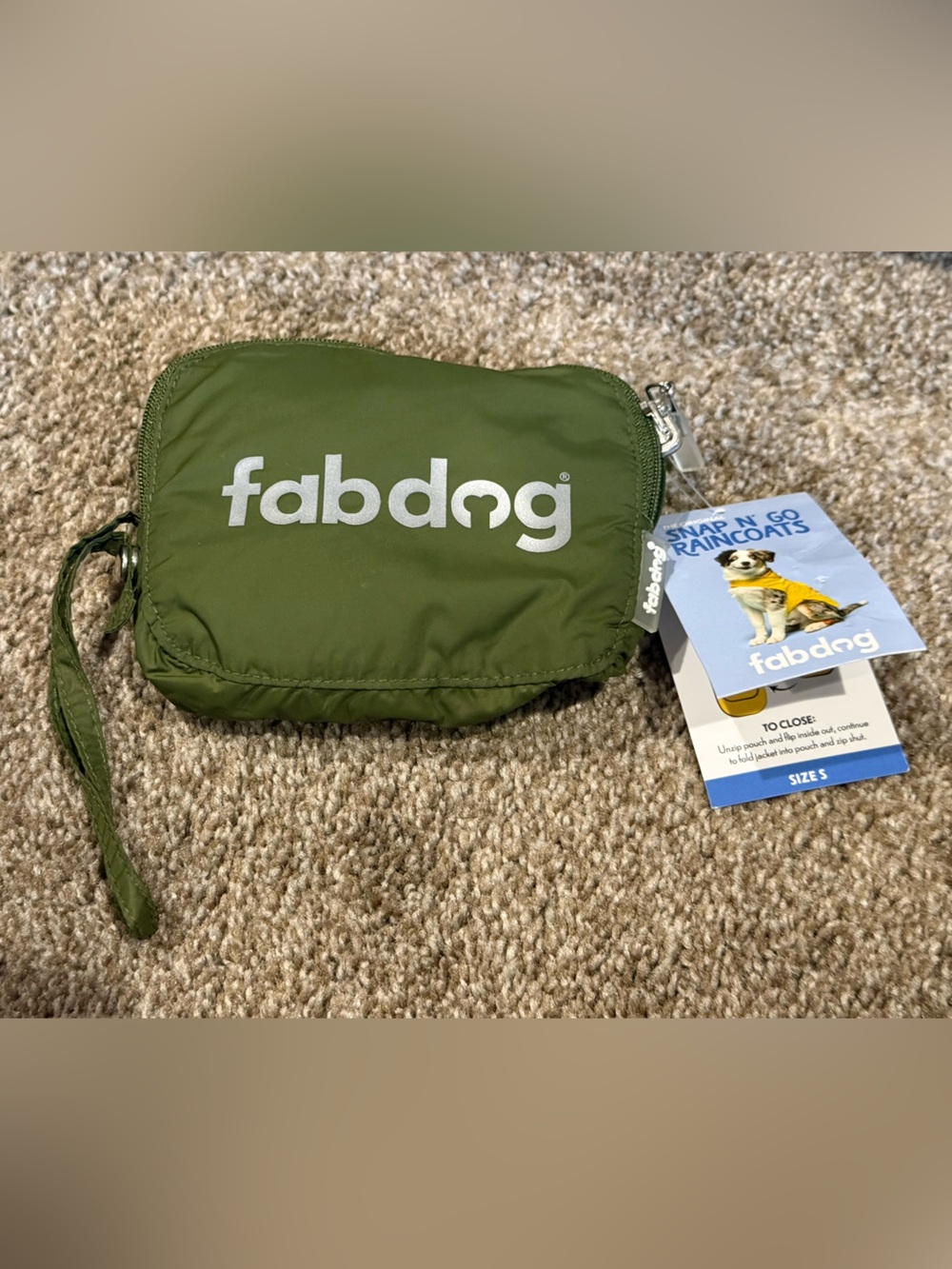 New with tags Fabdog snap and go Olive Packable Dog Raincoat - Small